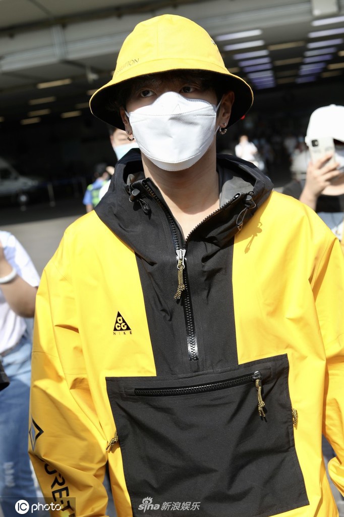 UNINE李汶翰现身机场 亮黄色外套十分抢眼