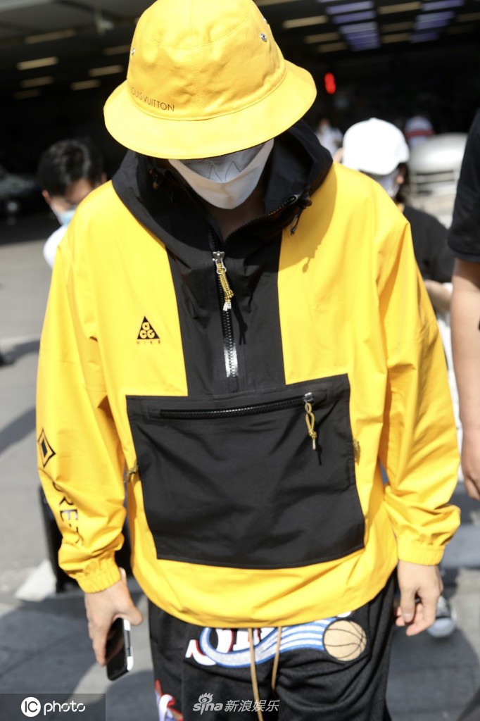 UNINE李汶翰现身机场 亮黄色外套十分抢眼