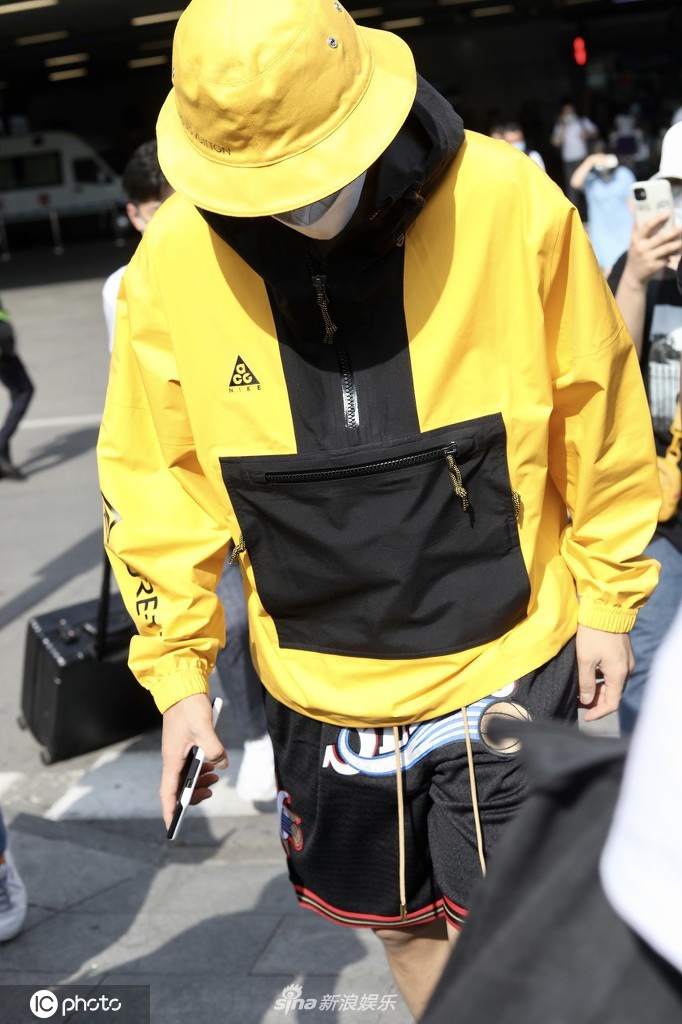 UNINE李汶翰现身机场 亮黄色外套十分抢眼