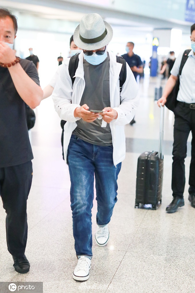 张国立戴老爷帽绅士帅气 说话带手部姿势老干部风