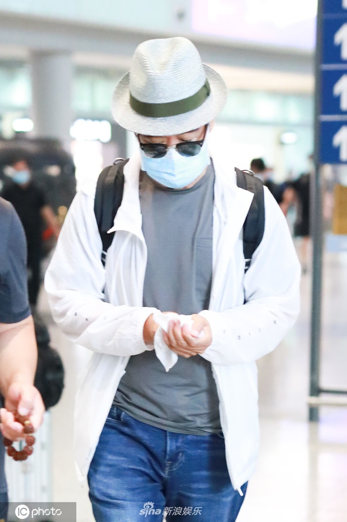 张国立戴老爷帽绅士帅气 说话带手部姿势老干部风