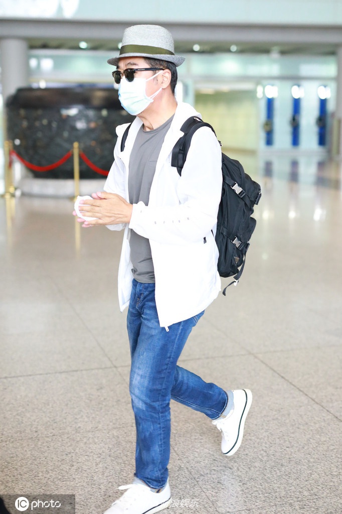 张国立戴老爷帽绅士帅气 说话带手部姿势老干部风