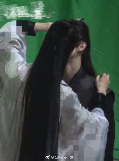 《皓衣行》新路透曝光 罗云熙帮陈飞宇整理衣物