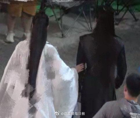 《皓衣行》新路透曝光 罗云熙帮陈飞宇整理衣物