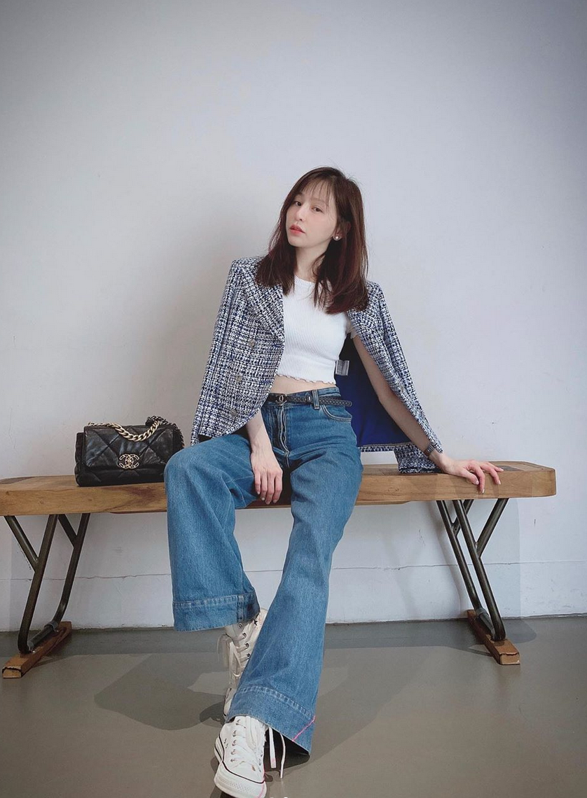 王心凌穿小香风外套秀蛮腰 歪头浅笑温柔优雅