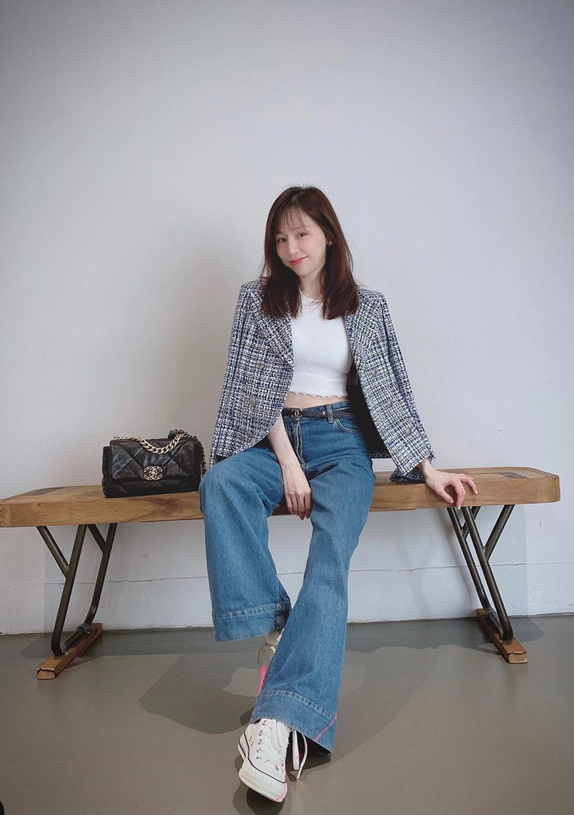 王心凌穿小香风外套秀蛮腰 歪头浅笑温柔优雅