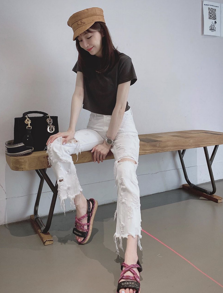 王心凌穿小香风外套秀蛮腰 歪头浅笑温柔优雅