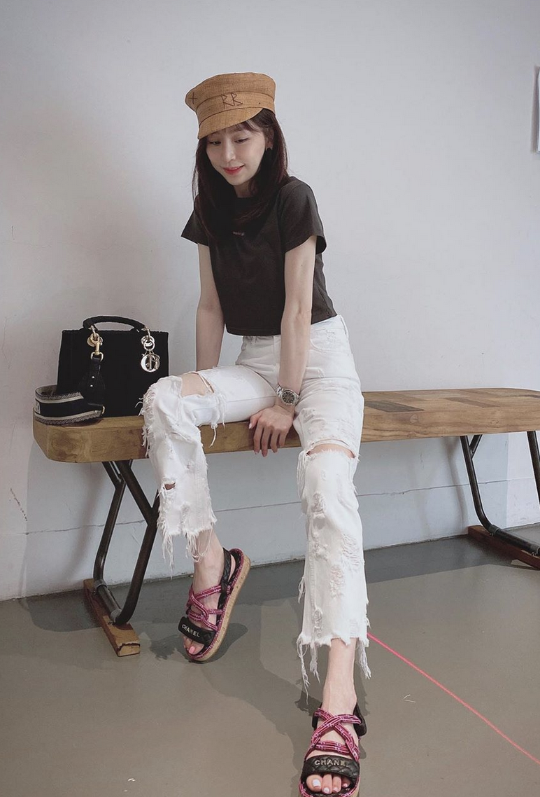 王心凌穿小香风外套秀蛮腰 歪头浅笑温柔优雅