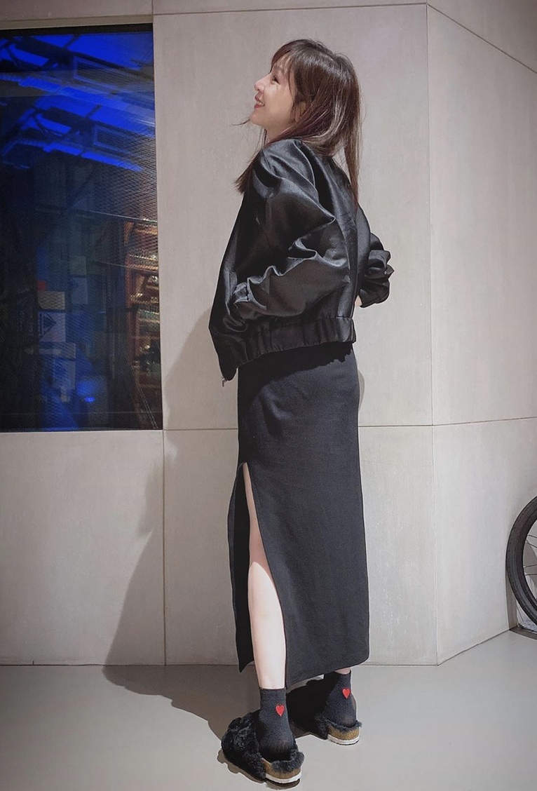 王心凌穿小香风外套秀蛮腰 歪头浅笑温柔优雅