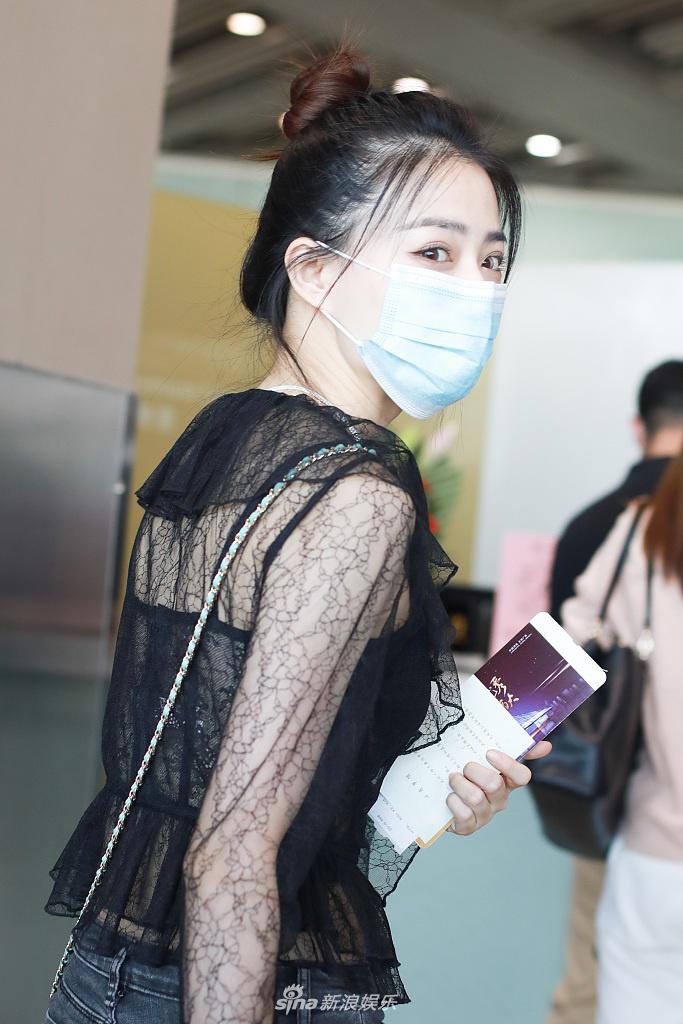 徐璐和张铭恩分手后首现身状态佳 穿黑色透视装性感十足