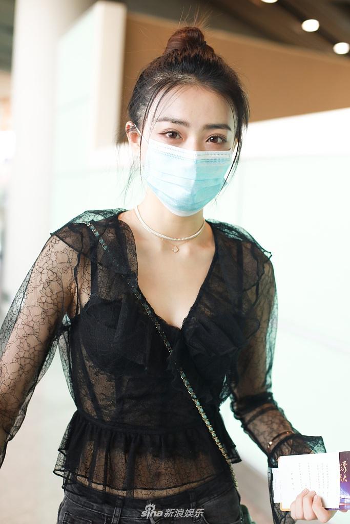 徐璐和张铭恩分手后首现身状态佳 穿黑色透视装性感十足