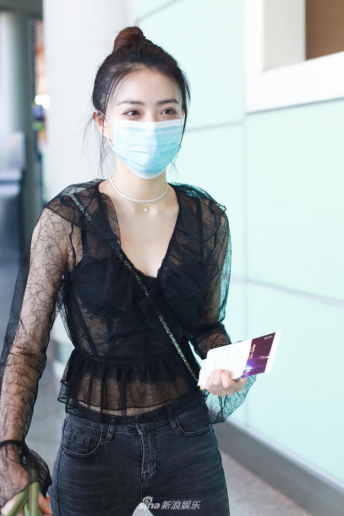 徐璐和张铭恩分手后首现身状态佳 穿黑色透视装性感十足