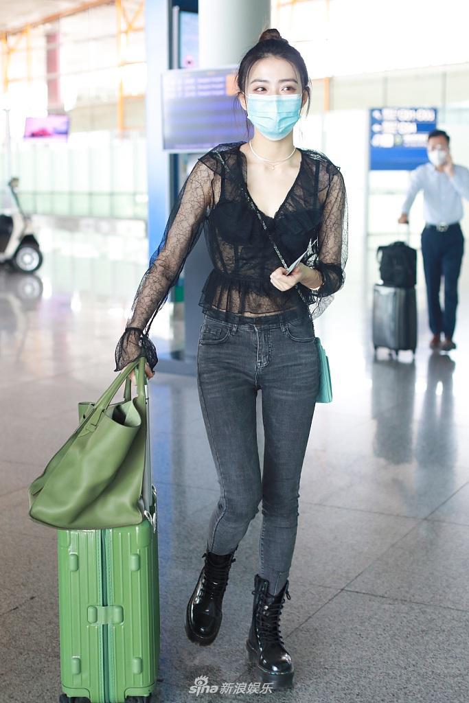 徐璐和张铭恩分手后首现身状态佳 穿黑色透视装性感十足