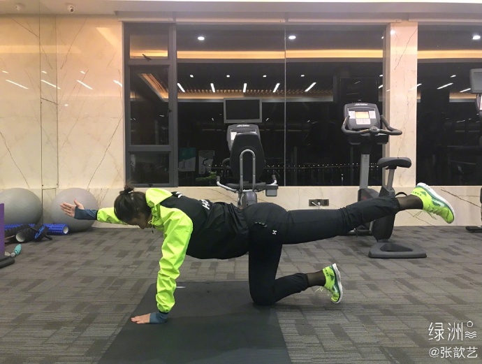 张歆艺练平板支撑和卷腹 喊话“六块腹肌等等我”