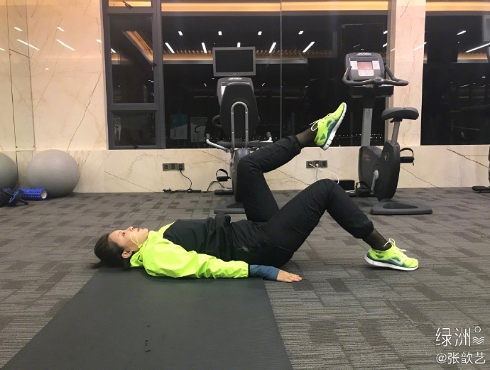 张歆艺练平板支撑和卷腹 喊话“六块腹肌等等我”