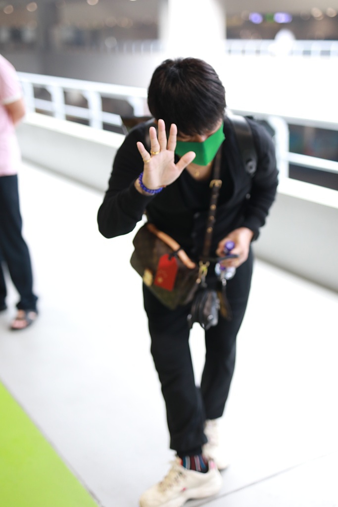 陈志朋梳马尾造型个性 全黑look哈腰挥手低调谦逊