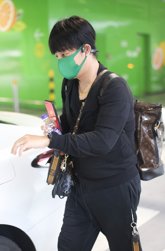 陈志朋梳马尾造型个性 全黑look哈腰挥手低调谦逊