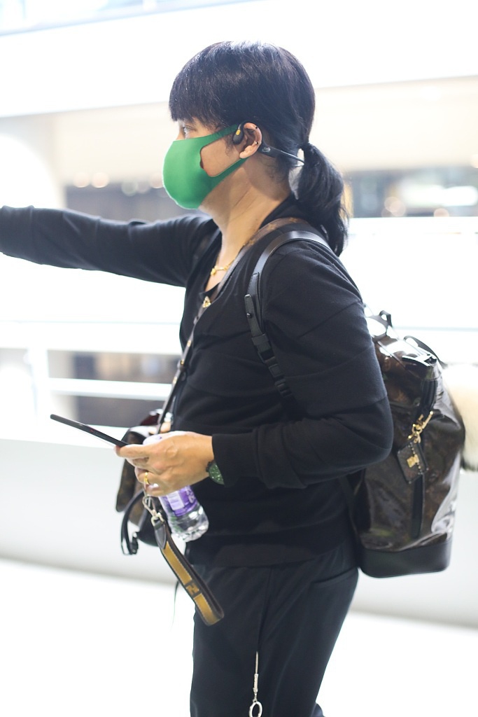 陈志朋梳马尾造型个性 全黑look哈腰挥手低调谦逊