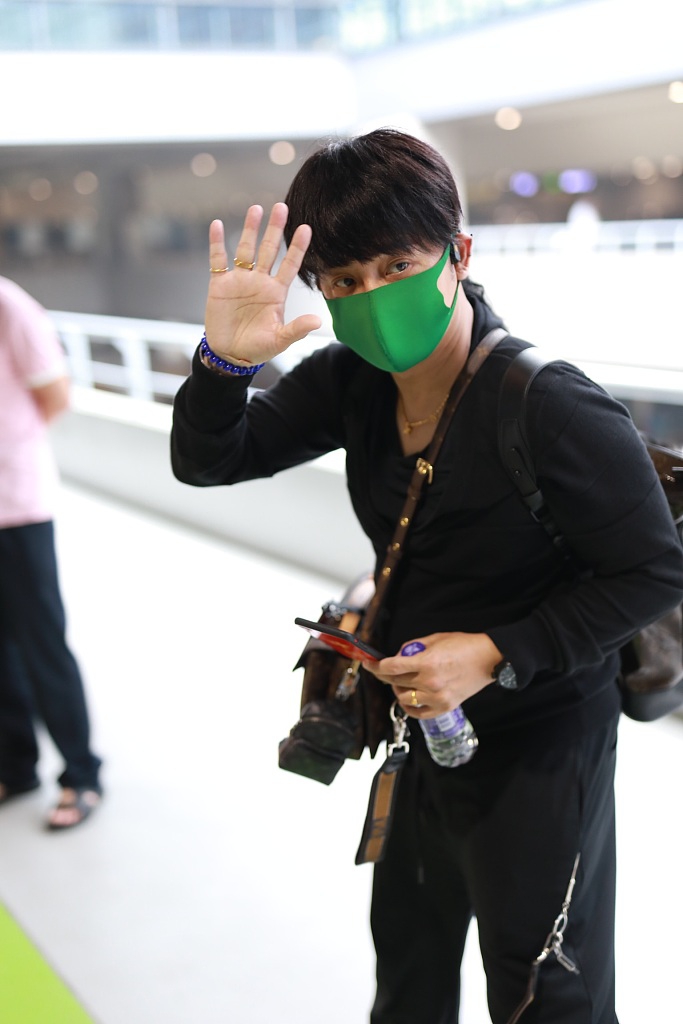 陈志朋梳马尾造型个性 全黑look哈腰挥手低调谦逊