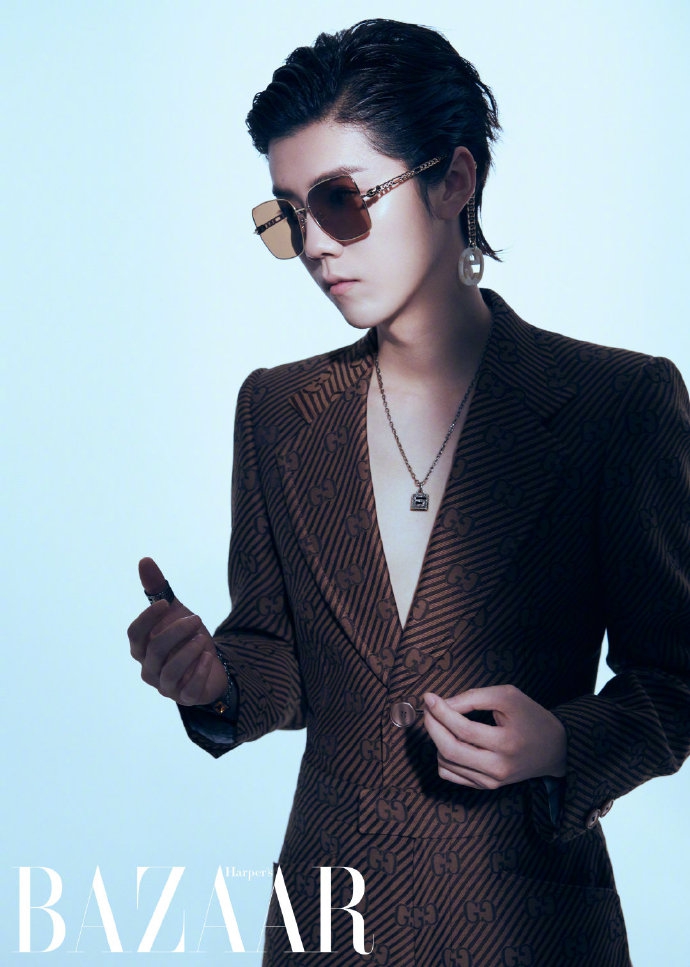 鹿晗梳背头戴链条墨镜 挑战棕色真空西装复古有型