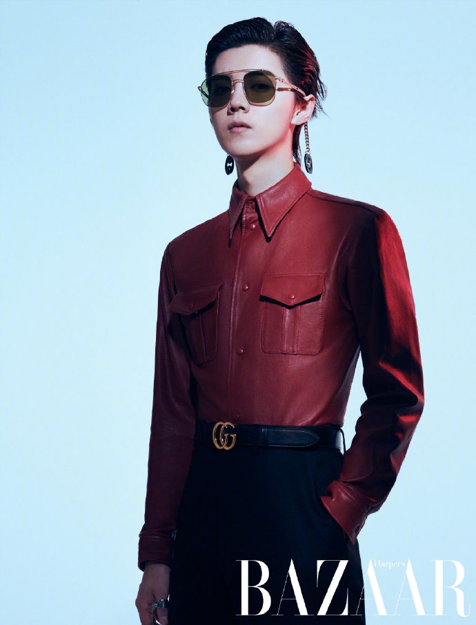 鹿晗梳背头戴链条墨镜 挑战棕色真空西装复古有型