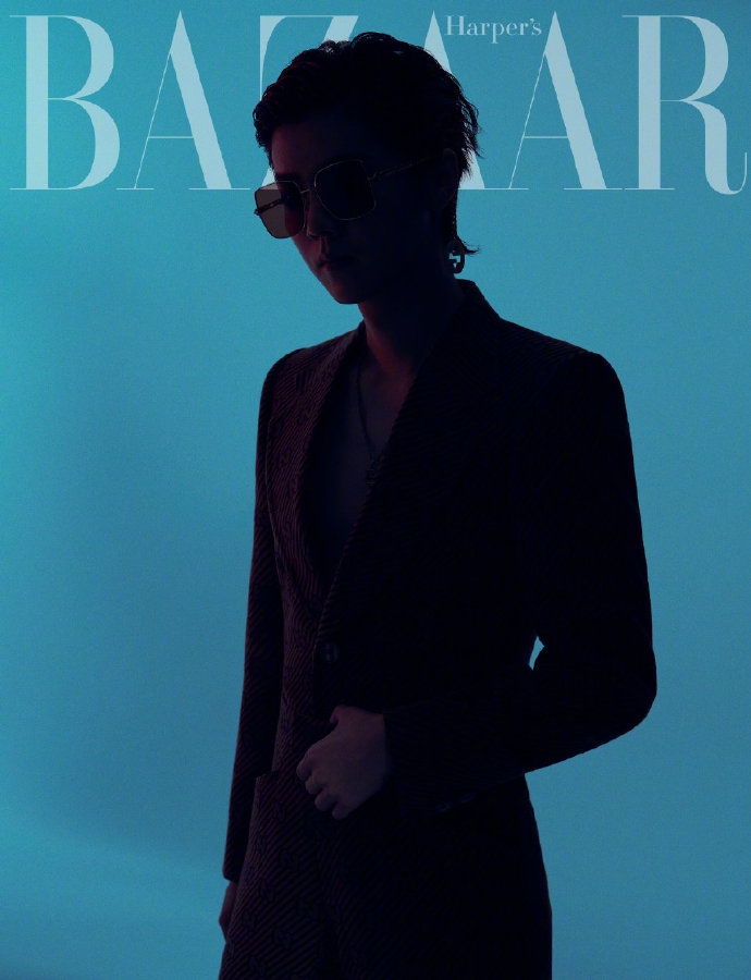 鹿晗梳背头戴链条墨镜 挑战棕色真空西装复古有型