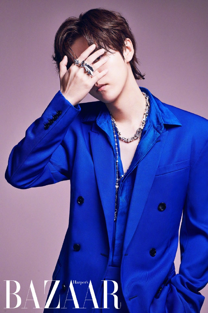 鹿晗梳背头戴链条墨镜 挑战棕色真空西装复古有型