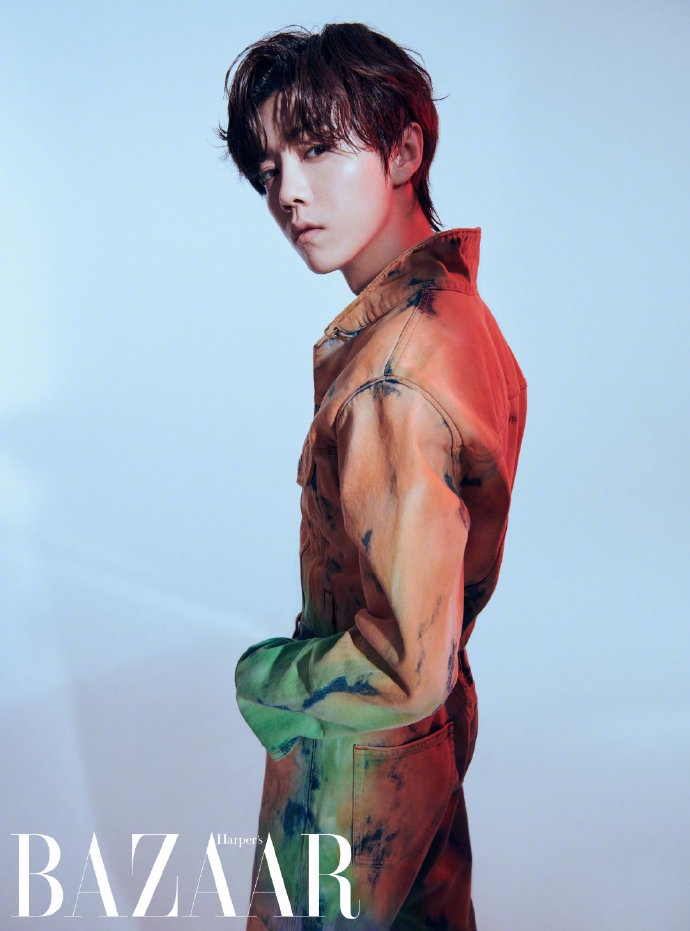 鹿晗梳背头戴链条墨镜 挑战棕色真空西装复古有型