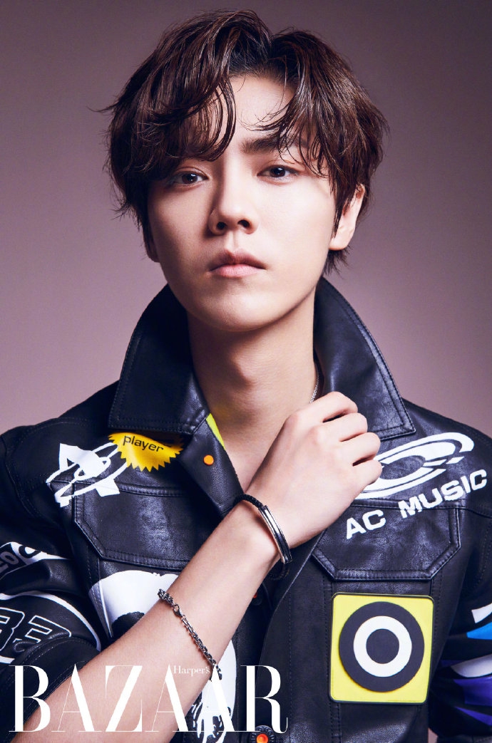 鹿晗梳背头戴链条墨镜 挑战棕色真空西装复古有型