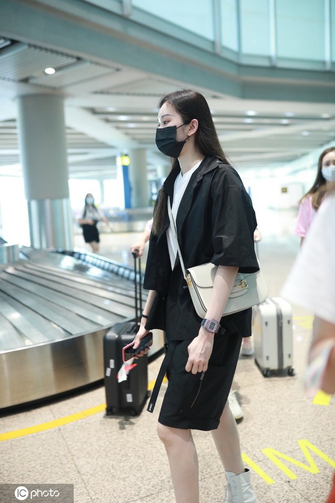 172Girls刘令姿现身满满女团范儿 获赠花束人气超旺