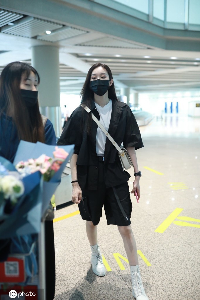 172Girls刘令姿现身满满女团范儿 获赠花束人气超旺