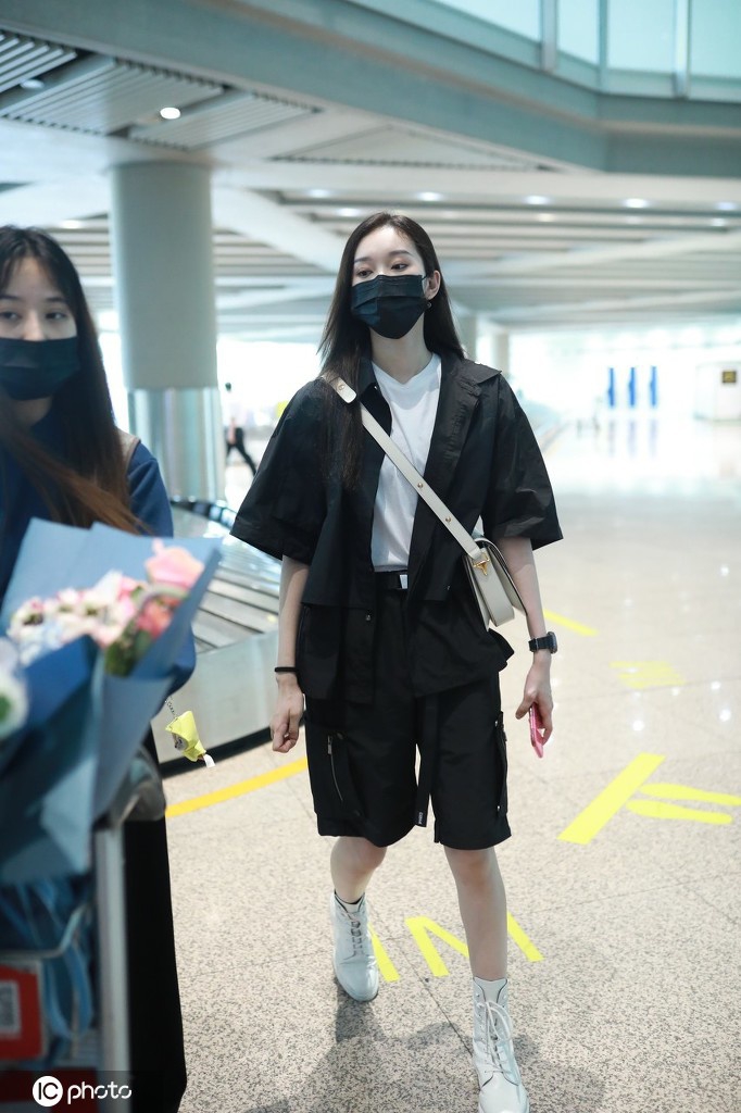 172Girls刘令姿现身满满女团范儿 获赠花束人气超旺