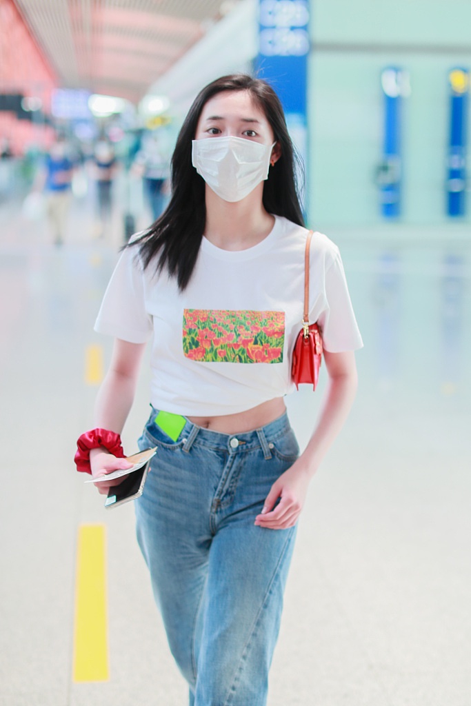 周洁琼穿短上衣秀蛮腰 搭宽松牛仔裤背小挎包清新休闲