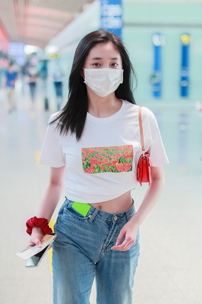 周洁琼穿短上衣秀蛮腰 搭宽松牛仔裤背小挎包清新休闲