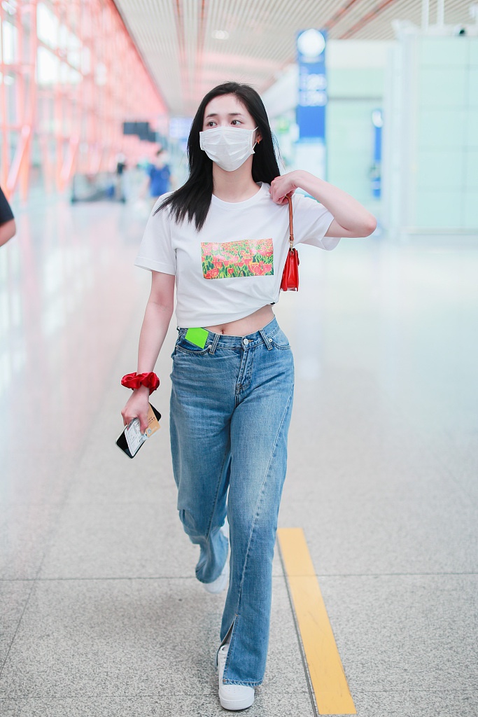 周洁琼穿短上衣秀蛮腰 搭宽松牛仔裤背小挎包清新休闲