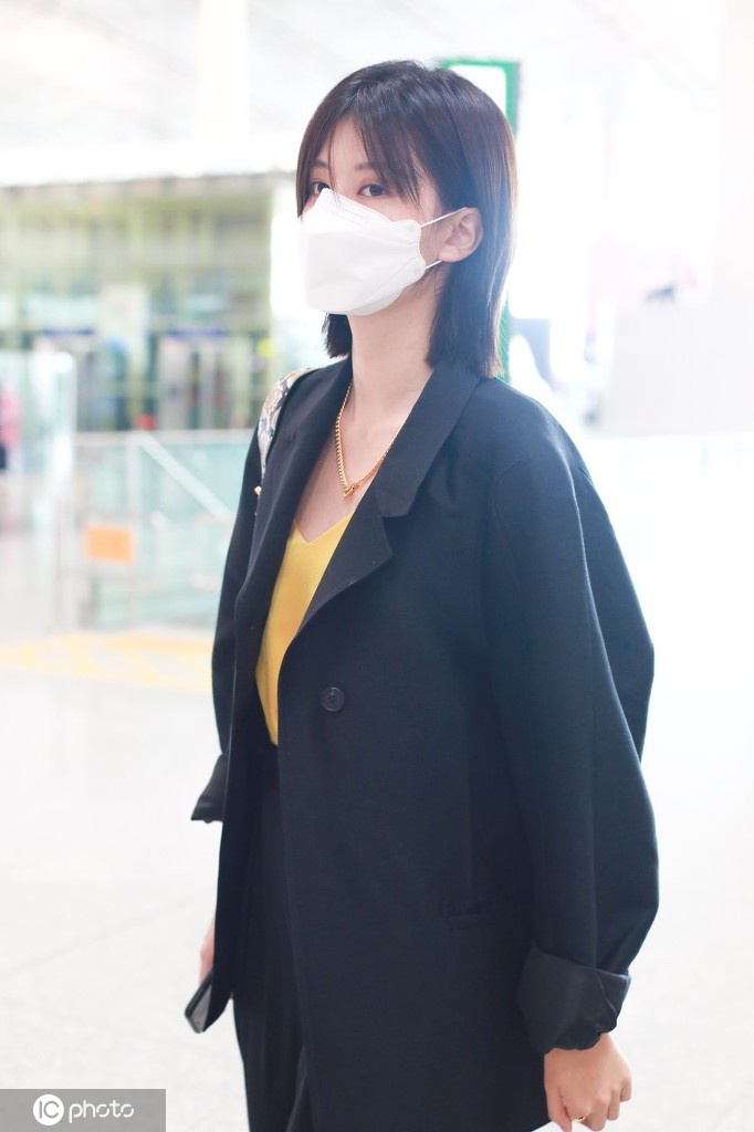 乔欣一身黑衣职场女强人范儿 短发造型干净利落