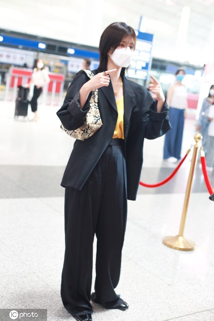 乔欣一身黑衣职场女强人范儿 短发造型干净利落