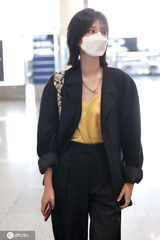 乔欣一身黑衣职场女强人范儿 短发造型干净利落