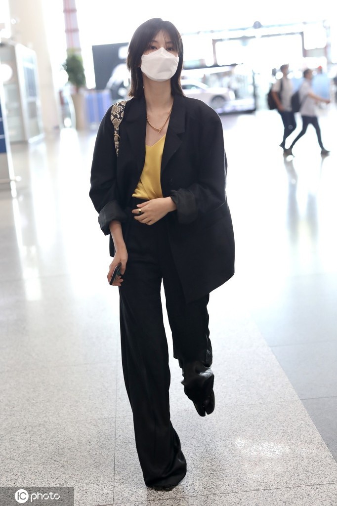 乔欣一身黑衣职场女强人范儿 短发造型干净利落