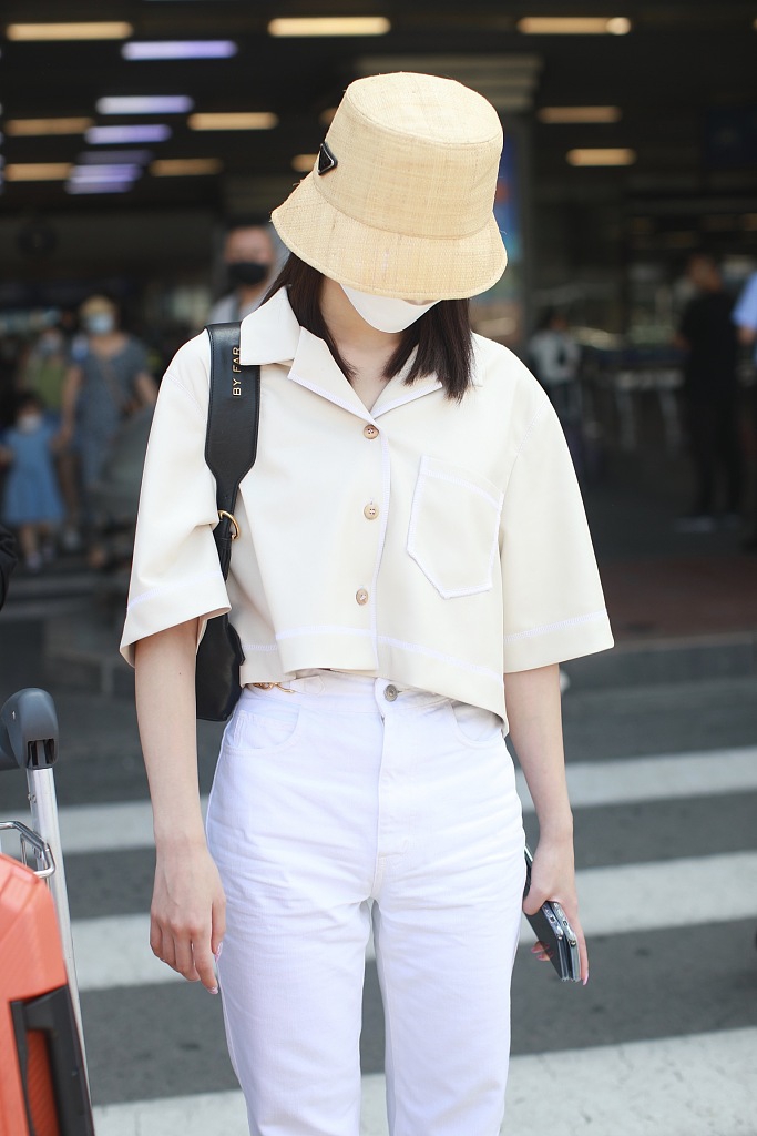 孟美岐低调现身机场渔夫帽遮眼 浅色装扮尽显温柔气质