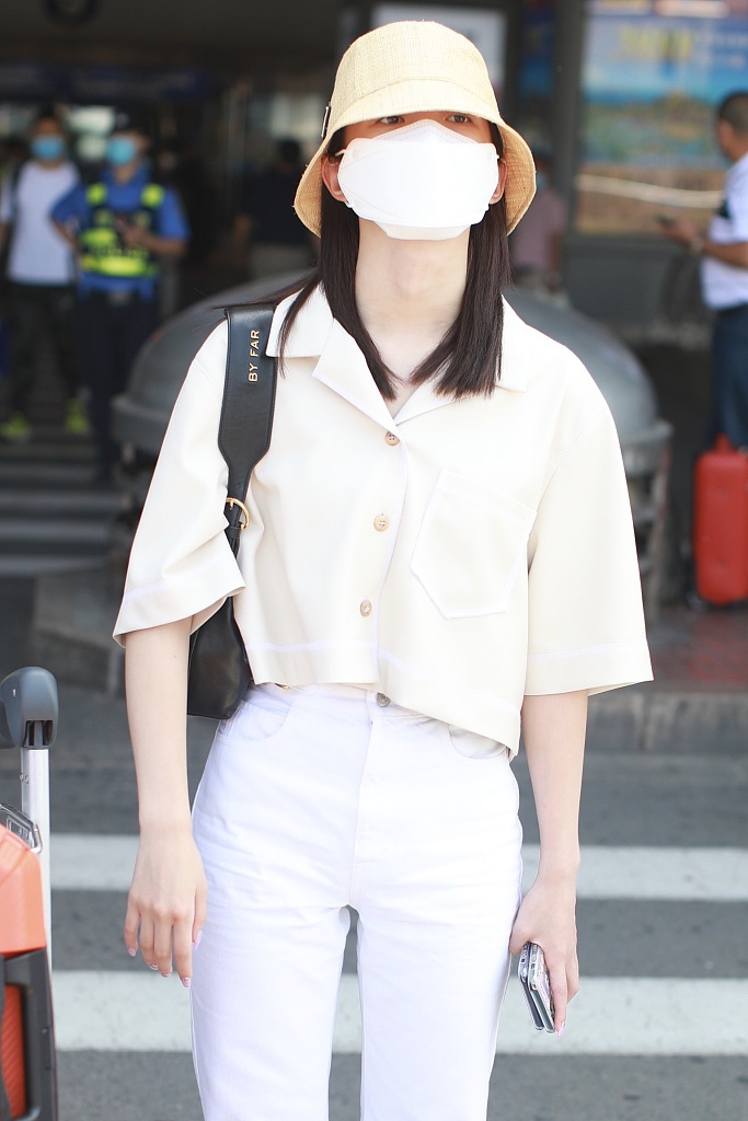 孟美岐低调现身机场渔夫帽遮眼 浅色装扮尽显温柔气质