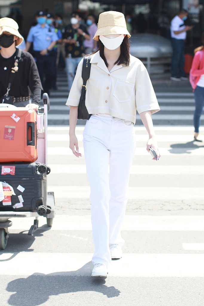 孟美岐低调现身机场渔夫帽遮眼 浅色装扮尽显温柔气质
