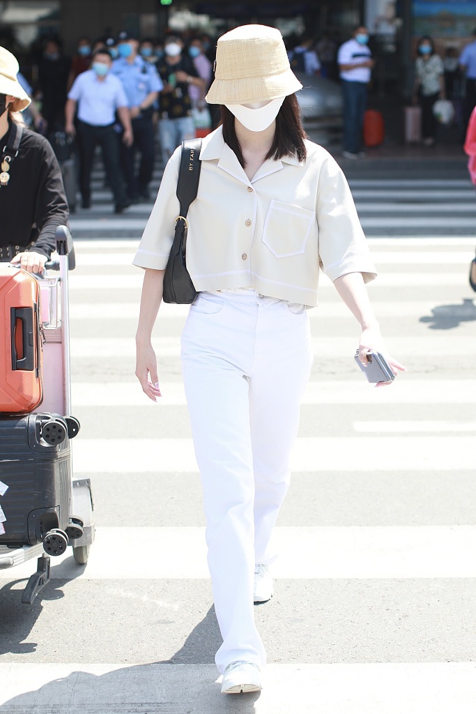 孟美岐低调现身机场渔夫帽遮眼 浅色装扮尽显温柔气质