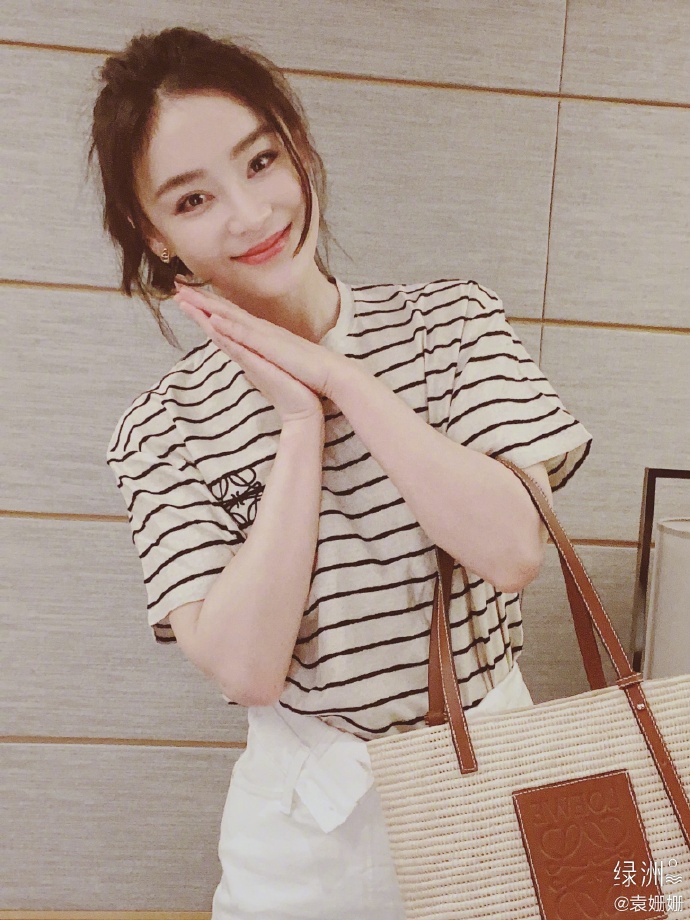 袁姗姗分享夏日穿搭 着条纹衫拎编织包简单清爽