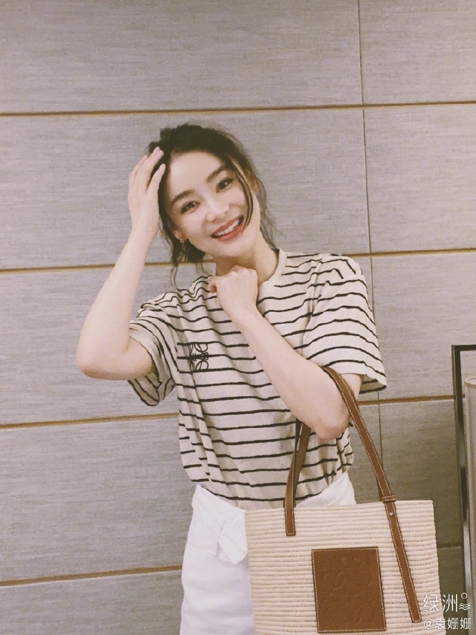 袁姗姗分享夏日穿搭 着条纹衫拎编织包简单清爽