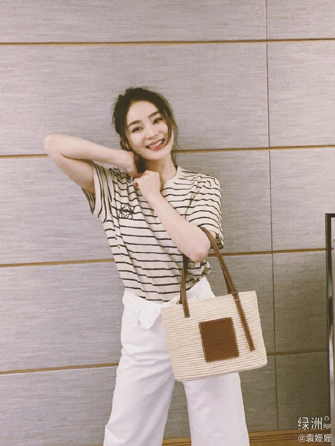 袁姗姗分享夏日穿搭 着条纹衫拎编织包简单清爽