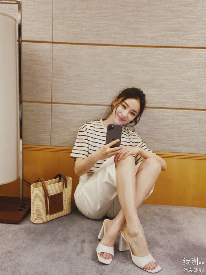 袁姗姗分享夏日穿搭 着条纹衫拎编织包简单清爽