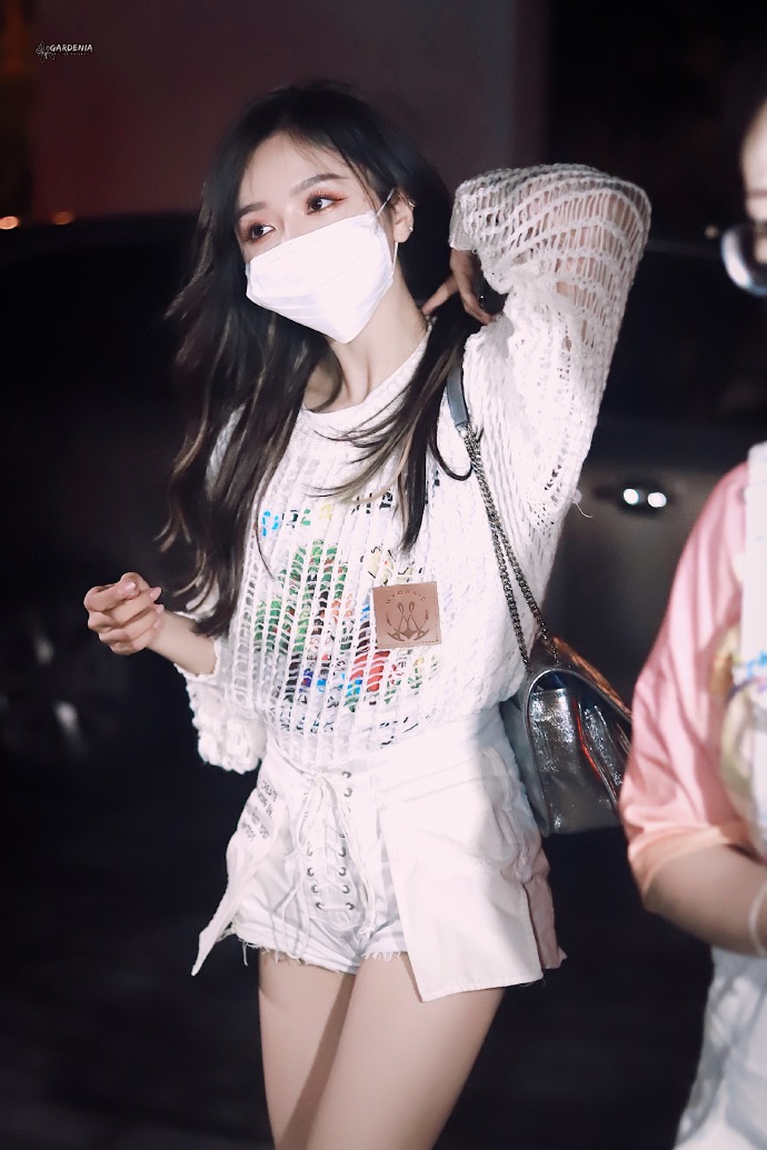 吴宣仪穿渔网衫玩个性时尚 踩中筒靴秀漫画腿