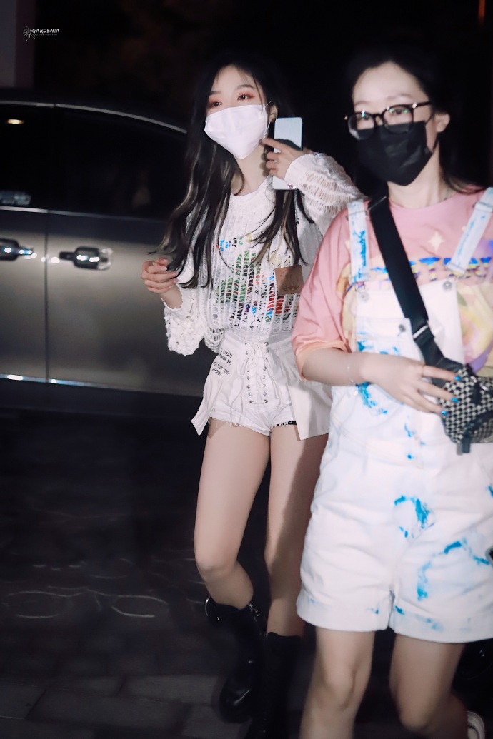 吴宣仪穿渔网衫玩个性时尚 踩中筒靴秀漫画腿