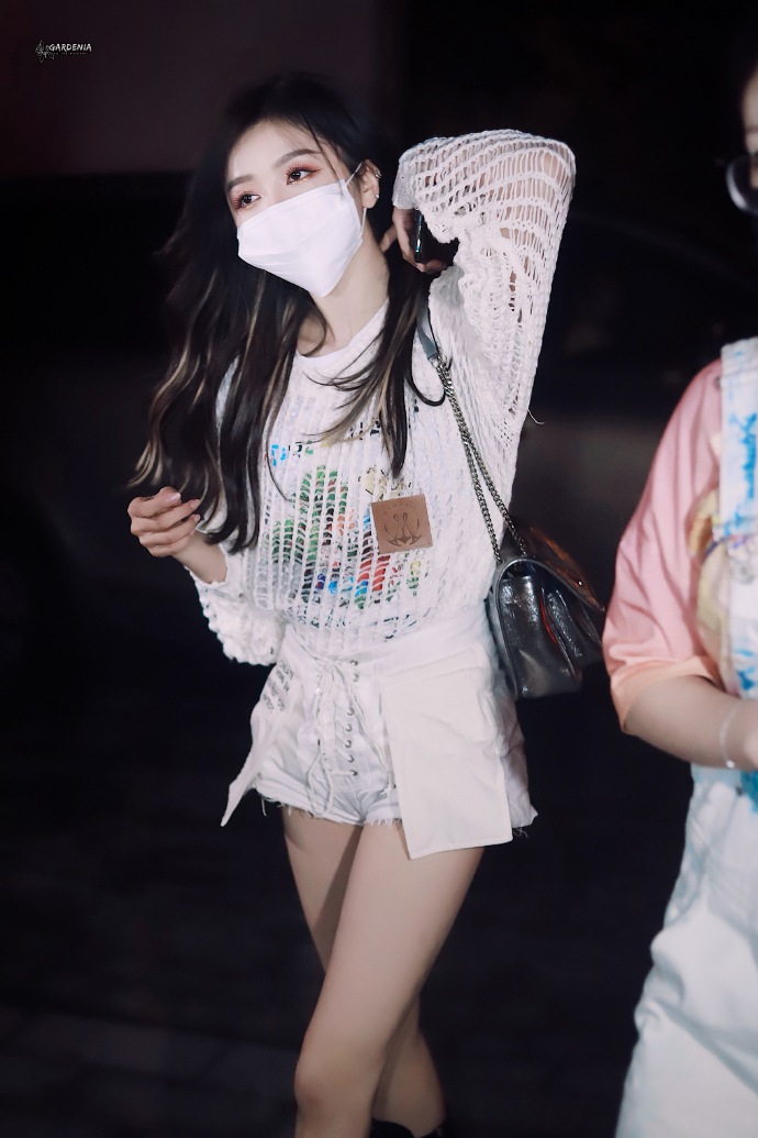 吴宣仪穿渔网衫玩个性时尚 踩中筒靴秀漫画腿